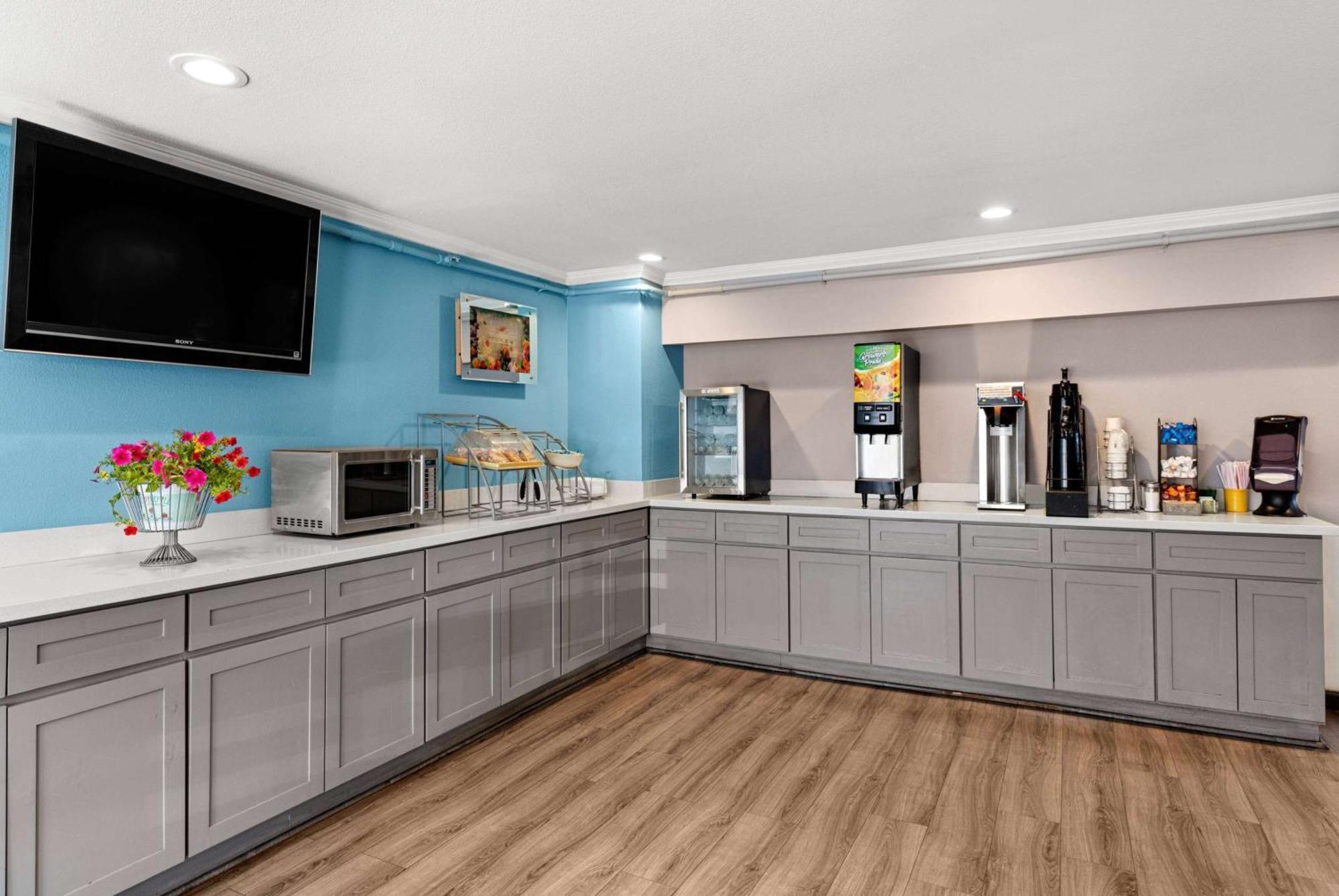 Days By Wyndham South Tacoma Lakewood