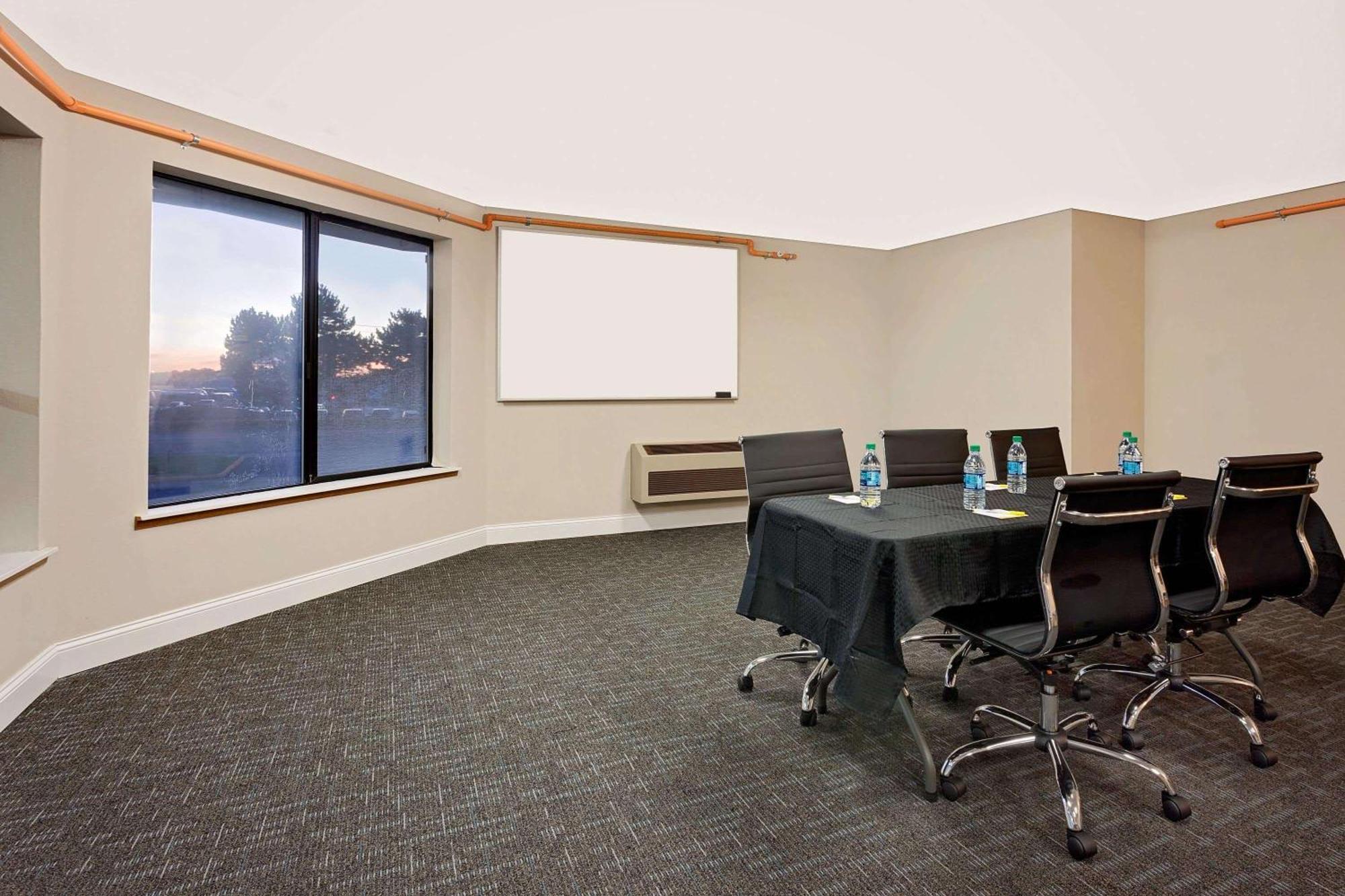 Days By Wyndham South Tacoma Lakewood